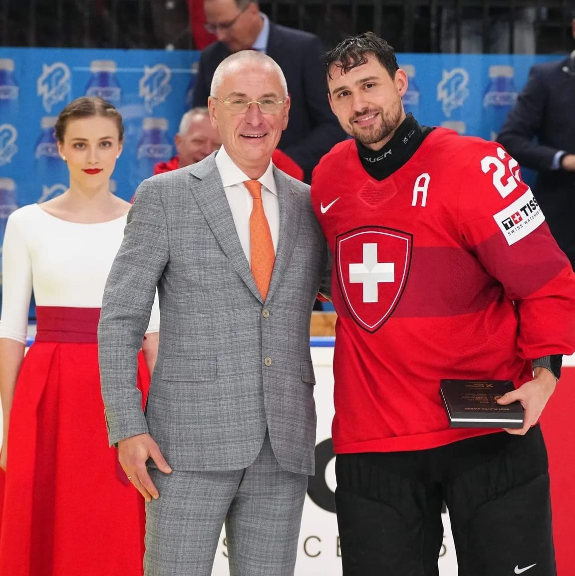 Константин Шавель наградил лучшего игрока матча Швейцария-Норвегия на Чемпионате мира по хоккею 2024 года